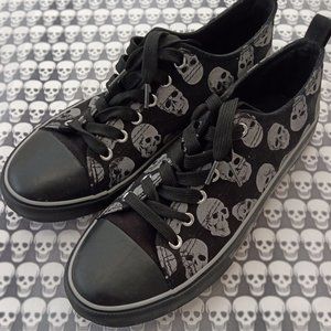 NWOT Hot Topic Skulls Low Top Sneakers (M9/W11)